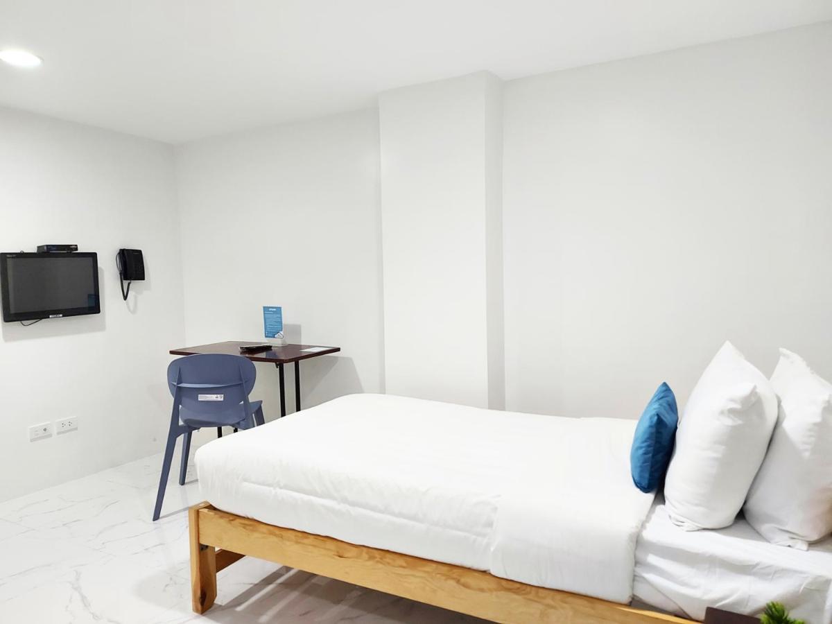 Airobedz Bgc - Near Uptown Hotel Манила Екстериор снимка